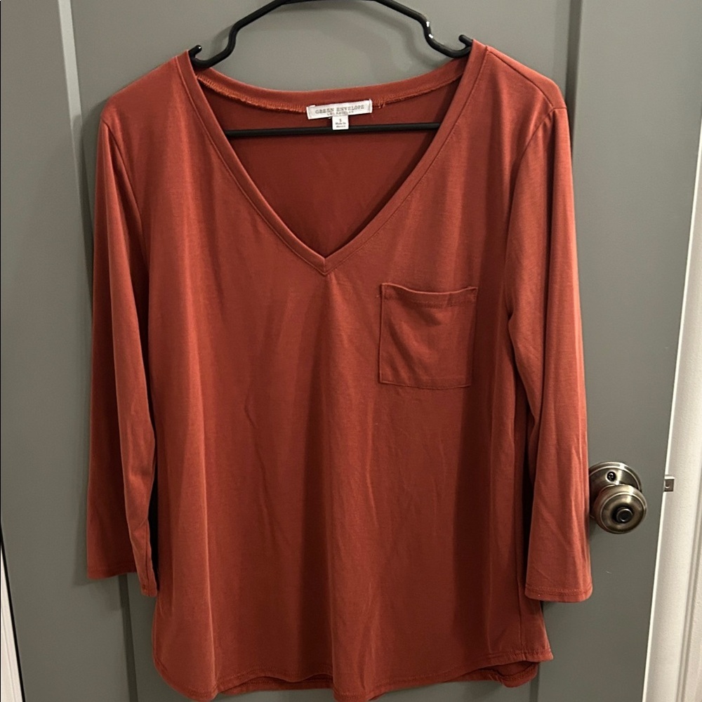 Green Envelope Rust Long Sleeve V-Neck Top size large